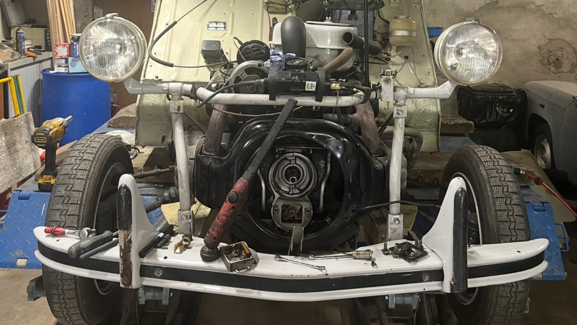 Restauration moteur voiture ancienne chez Retro Auto Saint-Chinian dans atelier mécanique rétro,