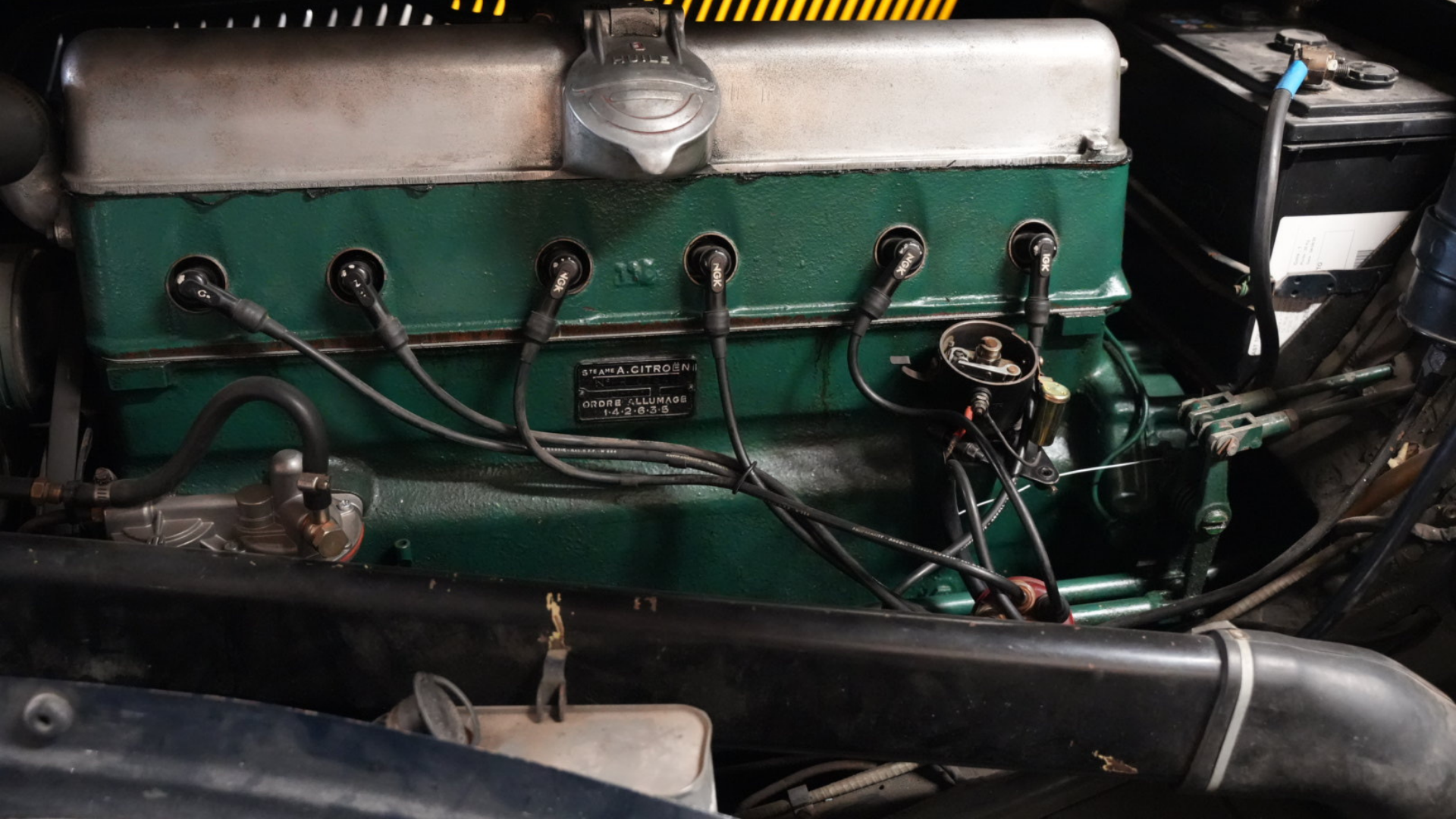 Moteur Citroën restauré par Retro Auto à Saint-Chinian, détails mécaniques et câblages visibles,